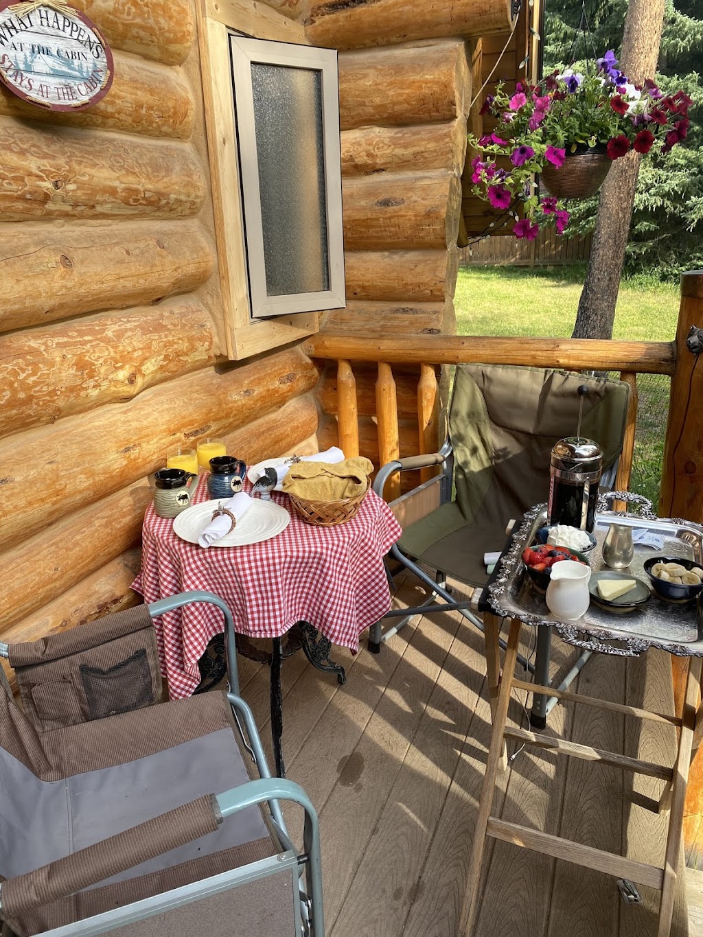 Banff Log Cabin Guesthouse | 222 Glen Cres, Banff, AB T1L 1A6, Canada | Phone: (403) 762-3516