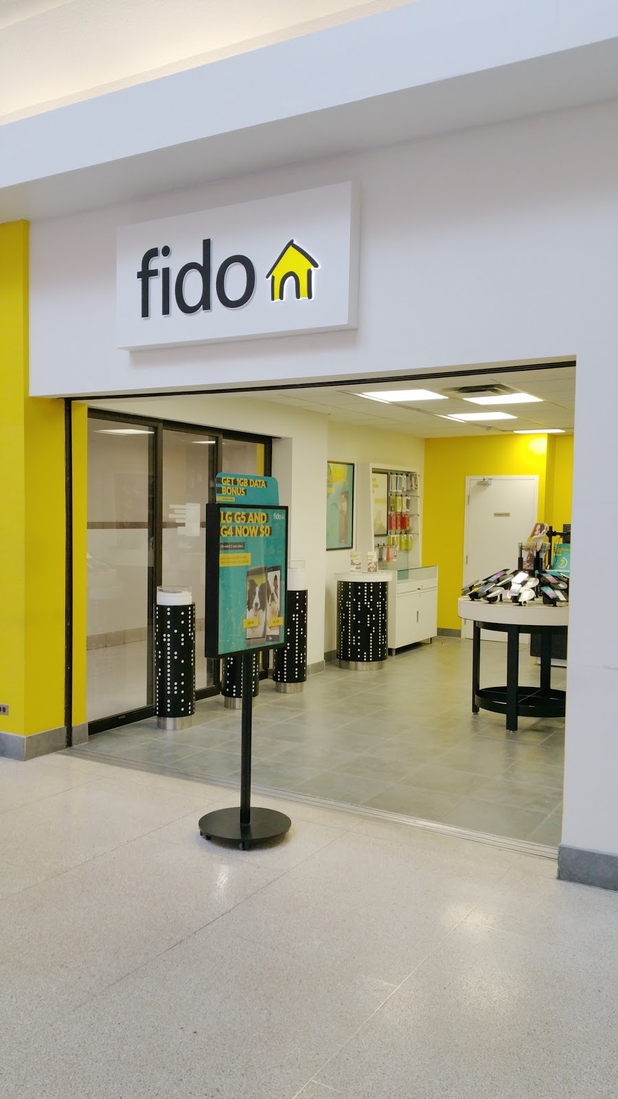 Fido | 2900 Warden Ave, Scarborough, ON M1W 2S8, Canada | Phone: (416) 494-4001