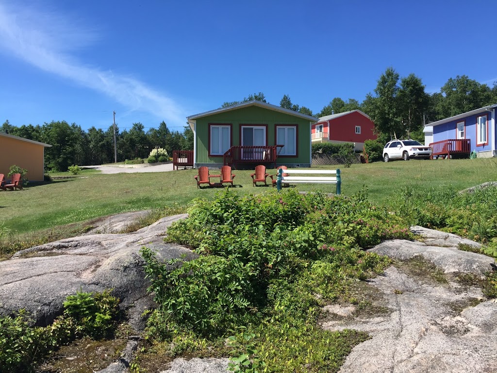 Chalets au Bord de la Mer: info@routedesbaleines.net | 25 Rue des Pilotes, Les Escoumins, QC G0T 1K0, Canada | Phone: (418) 233-2213