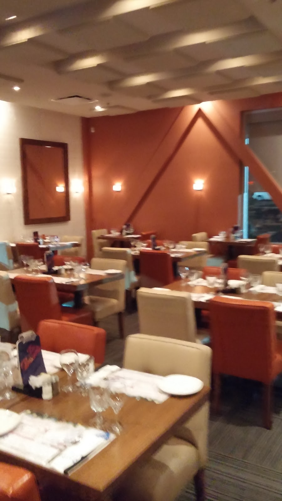 Restaurant Au Vieux Duluth | 3333 du Carrefour Promenades, Beauport, QC G1C 5R9, Canada | Phone: (418) 914-5591