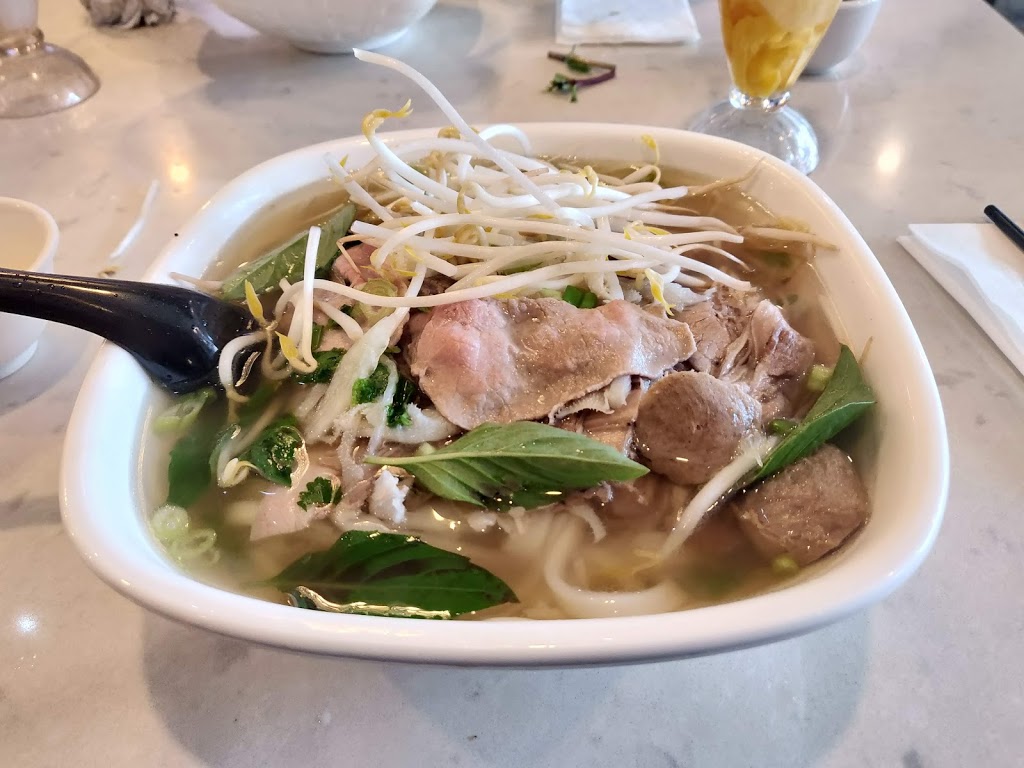 Pho Xe Lua Vietnamese Restaurant | 157 Ravel Rd, North York, ON M2H 1T1, Canada | Phone: (416) 490-8822