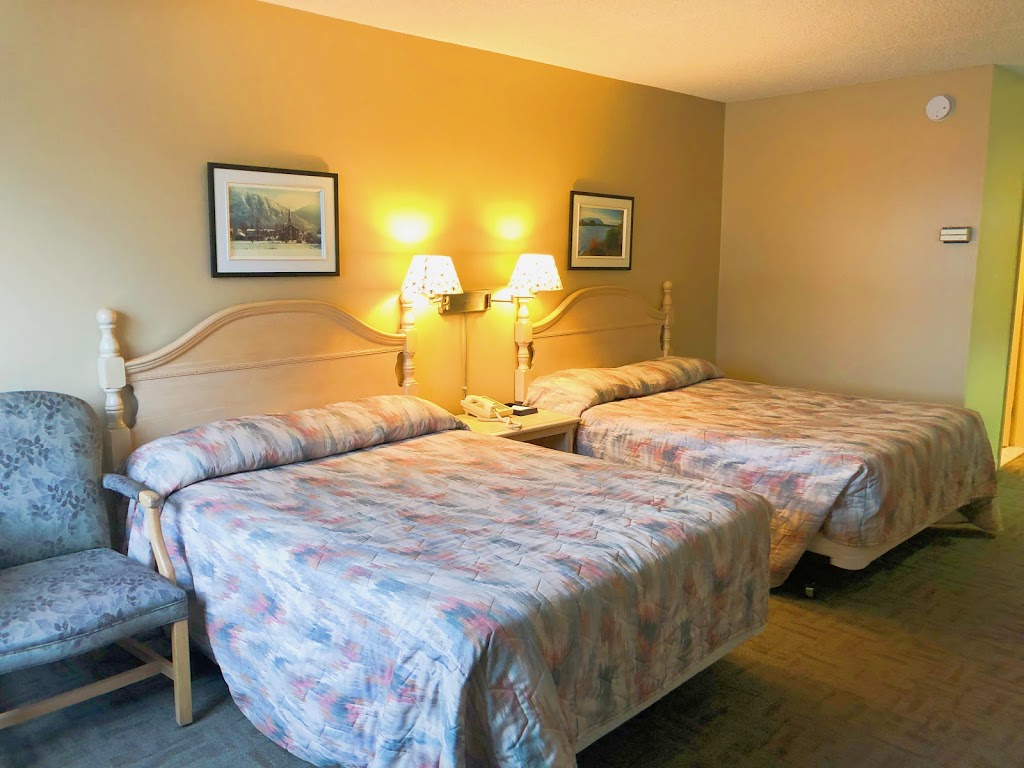 Hotel Transit | 30 Rue Brunet, Mont-Saint-Hilaire, QC J3G 4S6, Canada | Phone: (800) 467-2880