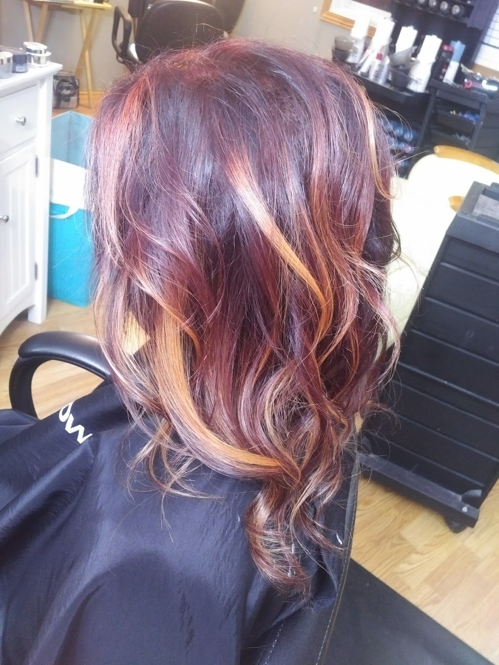 Jenns Hair Studio | 124 Pinegrove Rd, Arnprior, ON K7S 3G8, Canada | Phone: (613) 623-0422