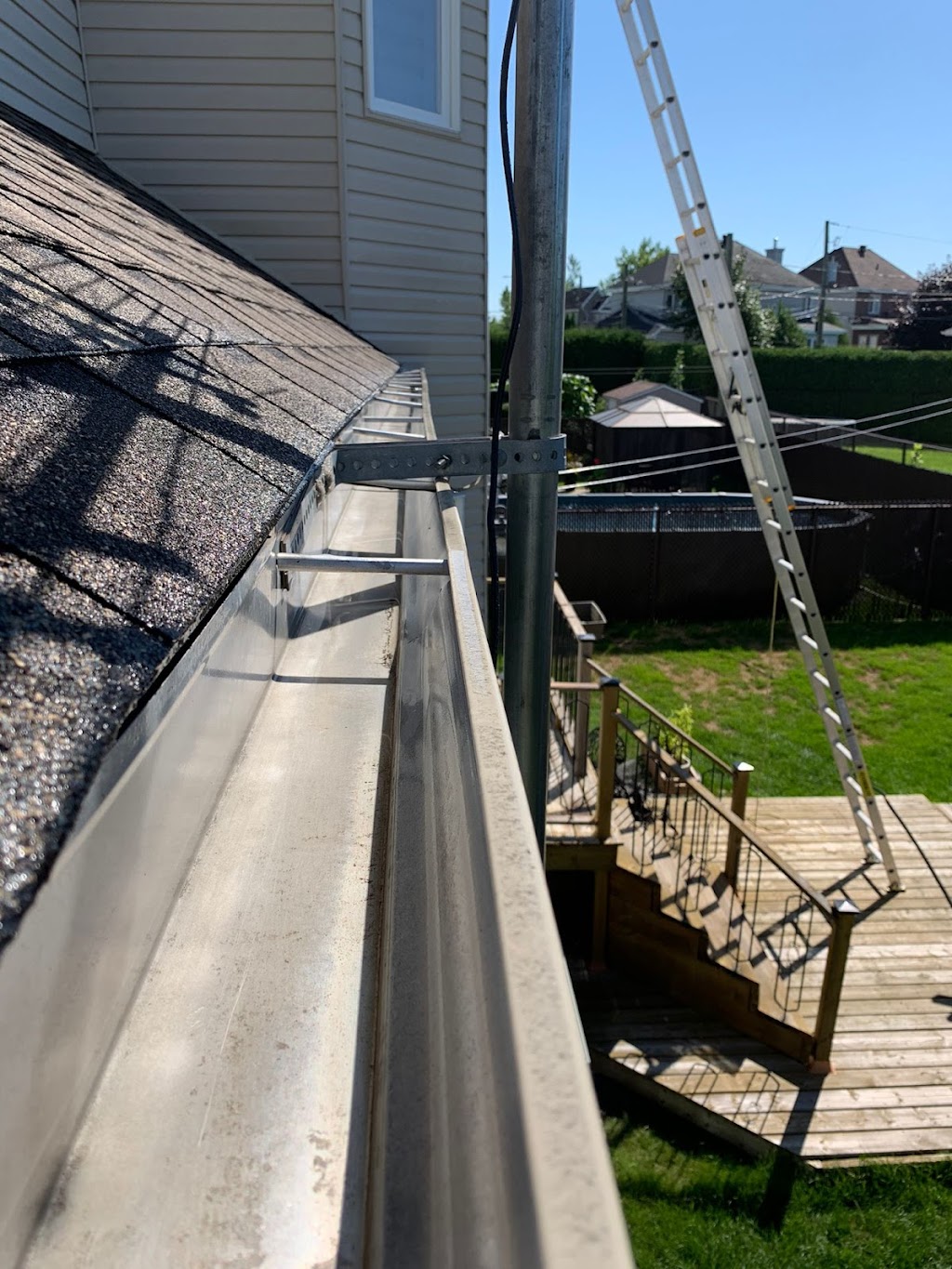 Montreal Gutter Cleaning | 8259 Chem. Mackle, Côte Saint-Luc, QC H4W 3L1, Canada | Phone: (438) 701-1363