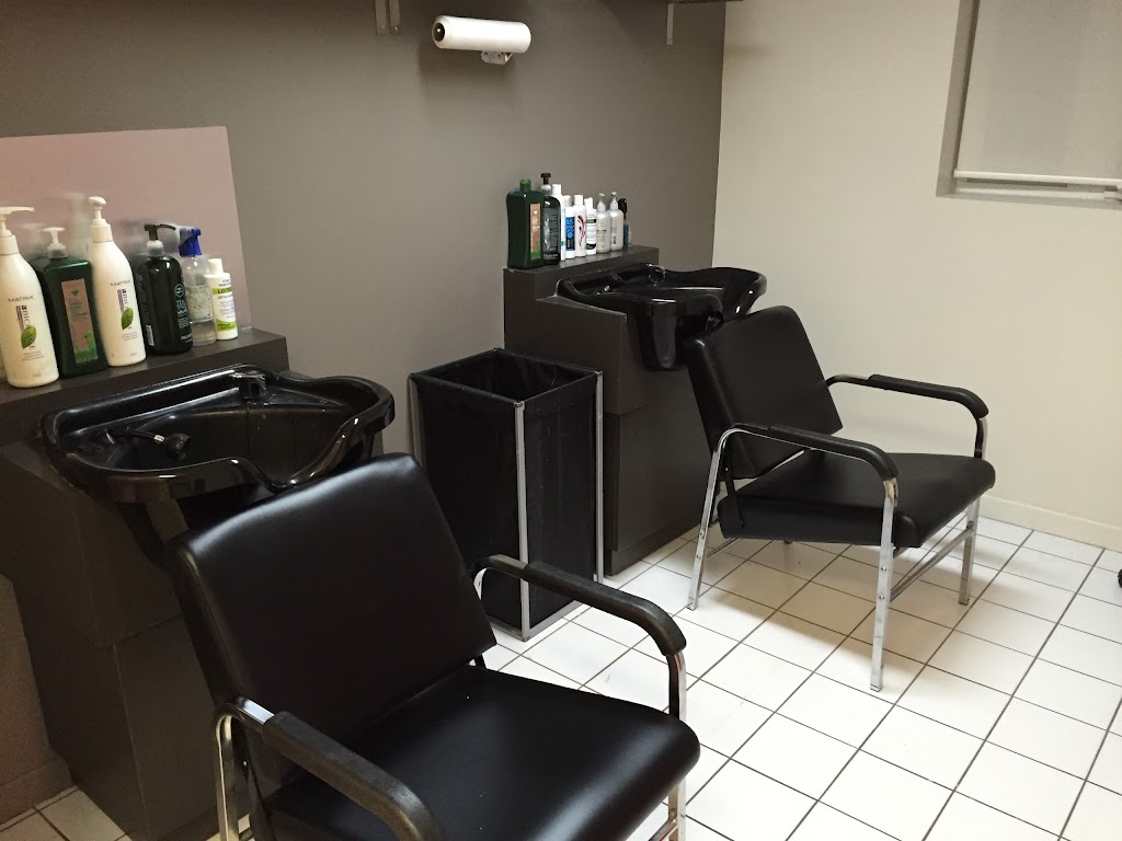 Clinique Capillaire AD | 11 Rue St-Hubert, Laval, QC H7G 2X6, Canada | Phone: (450) 629-0311