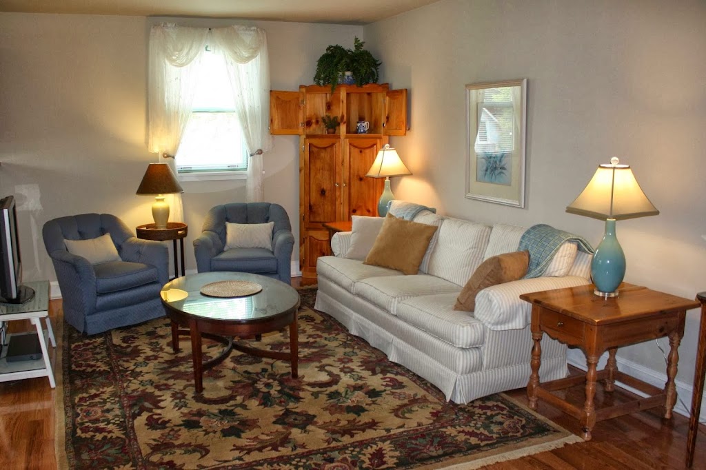 Eleven Centre Guest Suites | 11 Centre St, Picton, ON K0K 2T0, Canada | Phone: (613) 471-1491