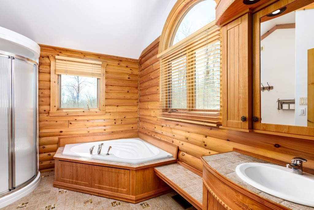 Chalet à louer avec spa | 481 Chem. de lÉrablière, Saint-Gérard-des-Laurentides, QC G9R 1W3, Canada | Phone: (418) 580-2555