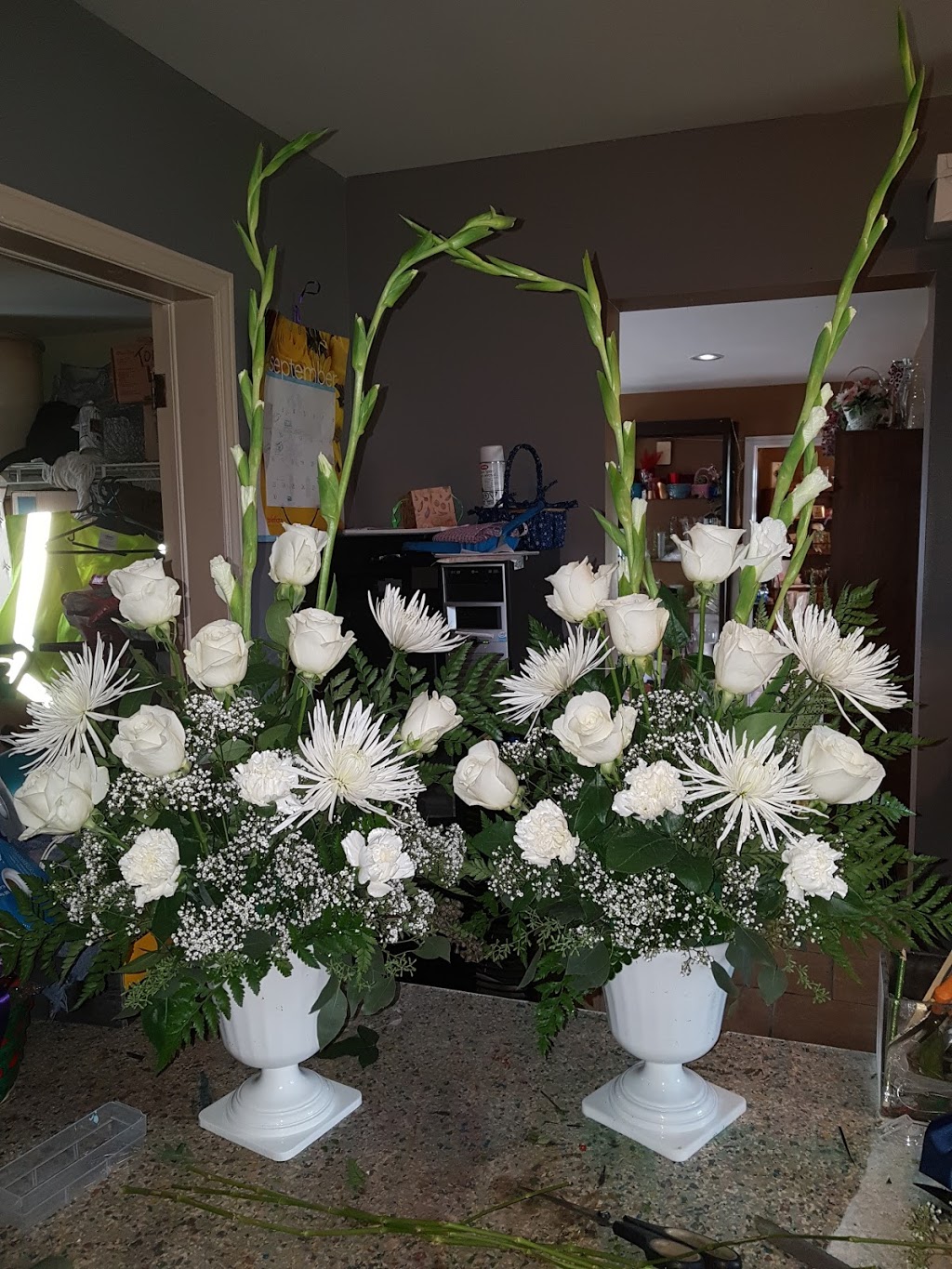 Amherstburg Flowers & Gifts | 103 Sandwich St S, Amherstburg, ON N9V 1Z5, Canada | Phone: (519) 736-2168