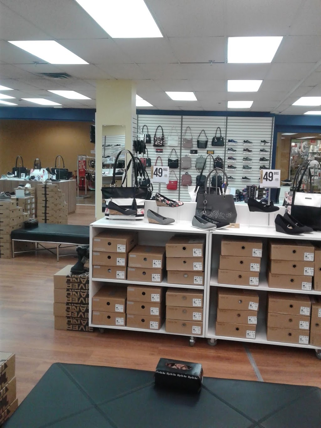 Chaussures Yellow | 325 Rue de lÉglise, Donnacona, QC G3M 2A2, Canada | Phone: (581) 318-3781