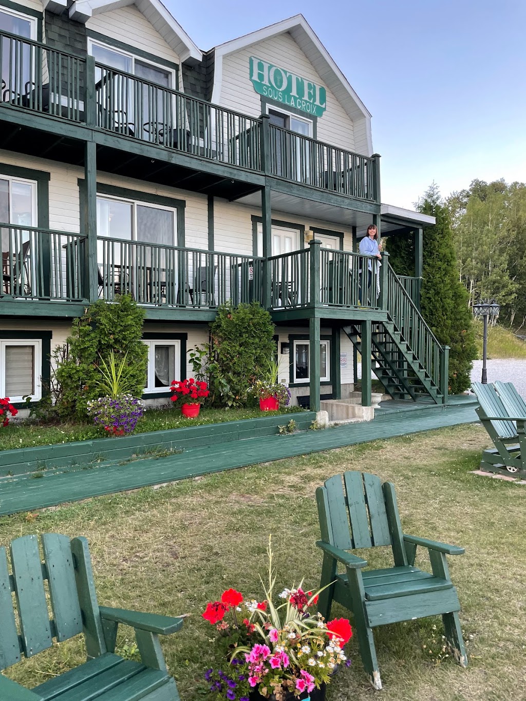 Hotel Sous La Croix | 3 Rue Sous la Croix, Tadoussac, QC G0T 2A0, Canada | Phone: (418) 235-2022