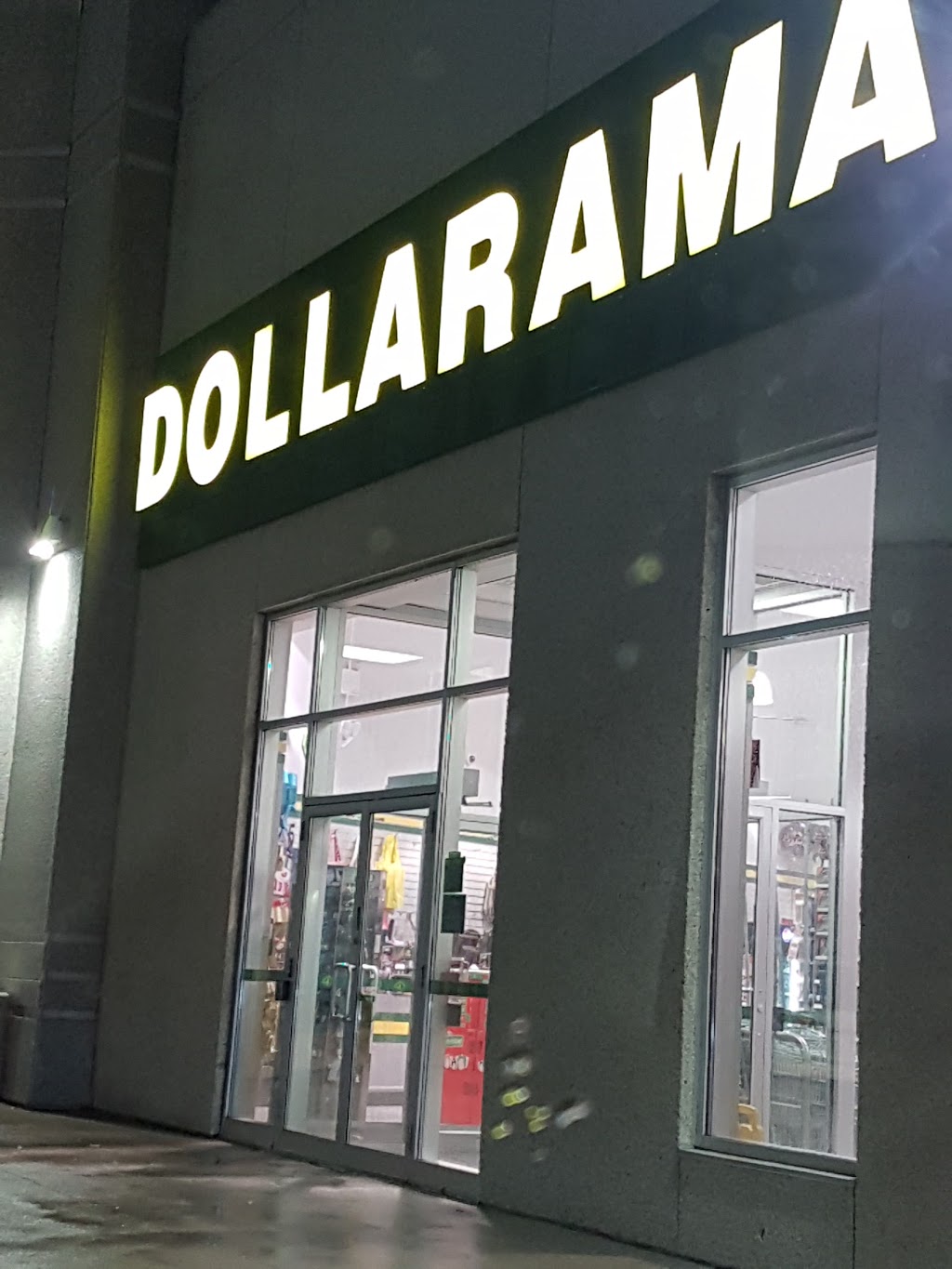 Dollarama | Heartland Town Centre, 6075 Mavis Rd, Mississauga, ON L5R 4G6, Canada | Phone: (905) 361-0579