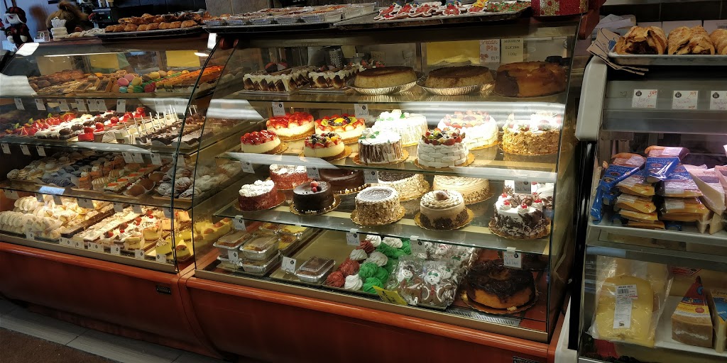 R Bakery | 2588 Finch Ave W, North York, ON M9M 2G3, Canada | Phone: (416) 749-2220