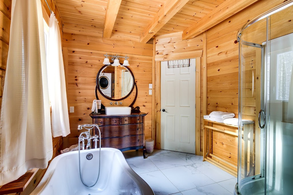 Chalet le Mary-Rose | 3 Chem. du Sommet, Papineau, QC J0X 3C0, Canada | Phone: (819) 968-6008