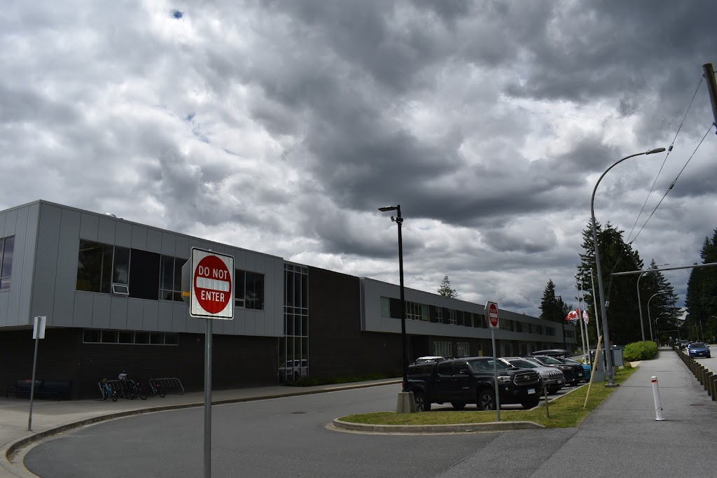 École des Pionniers | 1618 Patricia Ave, Port Coquitlam, BC V3B 4A8, Canada | Phone: (604) 552-7915