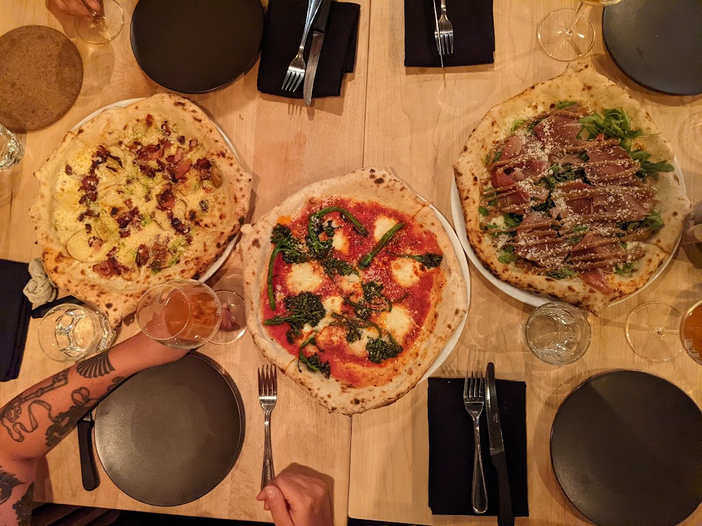 Pizzéria Lupi | 1985 Chem. du Village, Saint-Adolphe-dHoward, QC J0T 2B0, Canada | Phone: (819) 714-0214