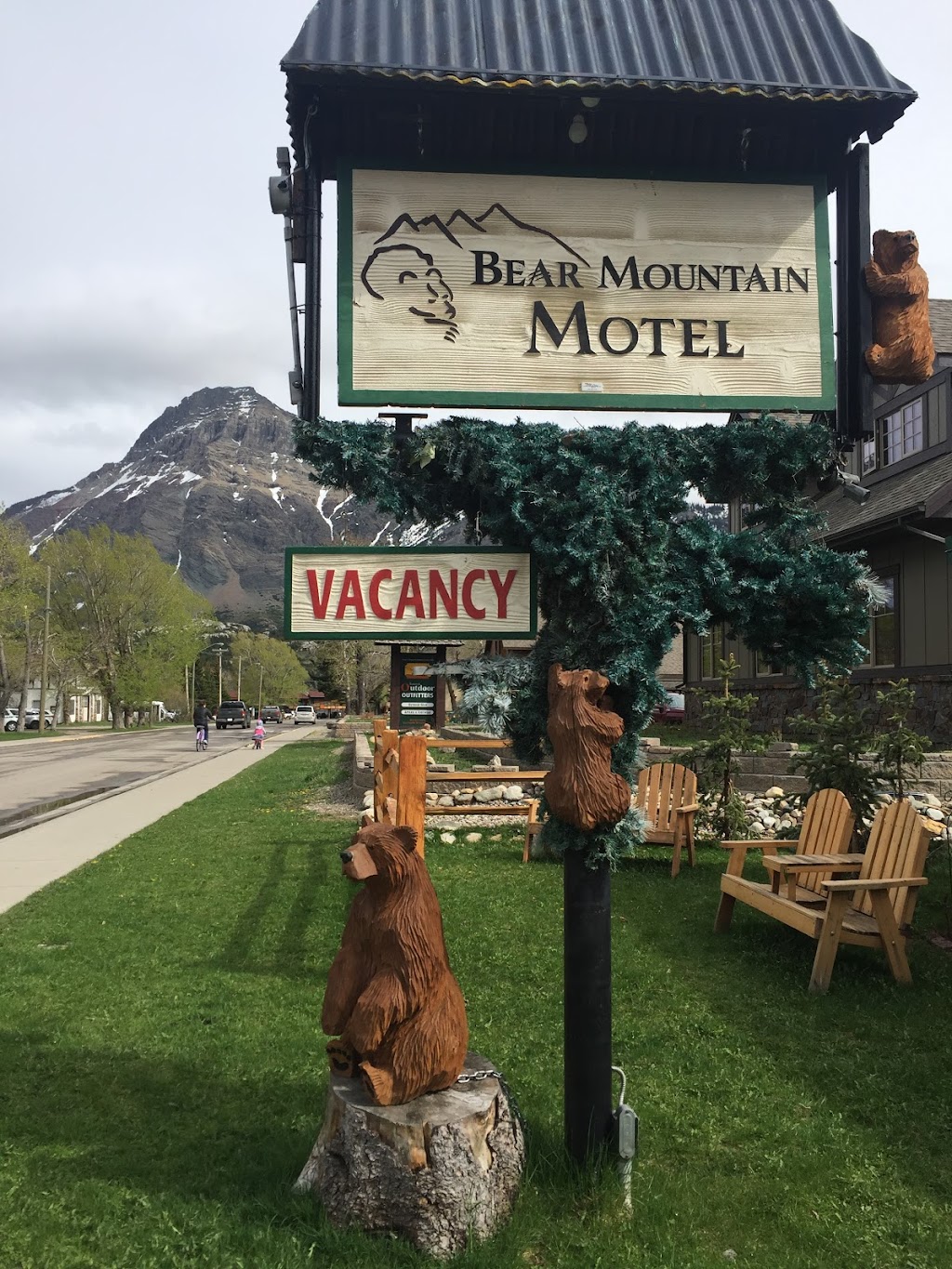 Bear Mountain Motel | 208 Mt View Rd, Waterton Park, AB T0K 2M0, Canada | Phone: (403) 859-2366