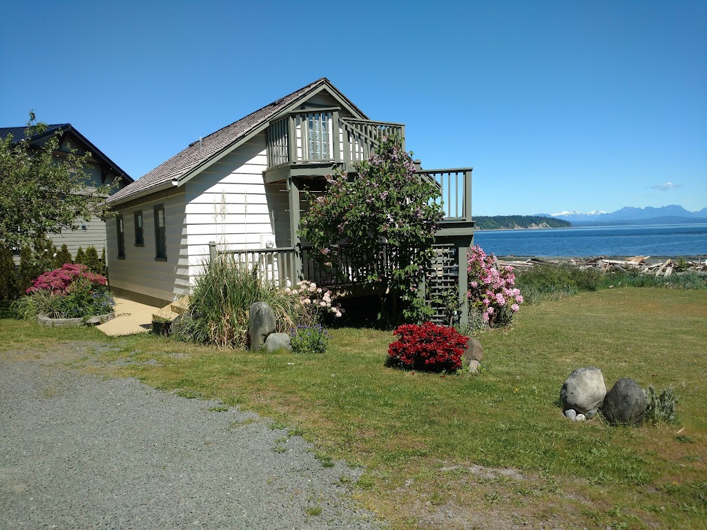 Seaside Cottage | 2371 S Island Hwy, Campbell River, BC V9W 1C4, Canada | Phone: (866) 663-1800