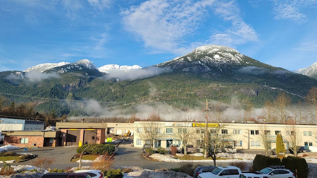 Mountain Retreat Hotel & Suites | 38922 Progress Way, Squamish, BC V8B 0K5, Canada | Phone: (604) 815-0883