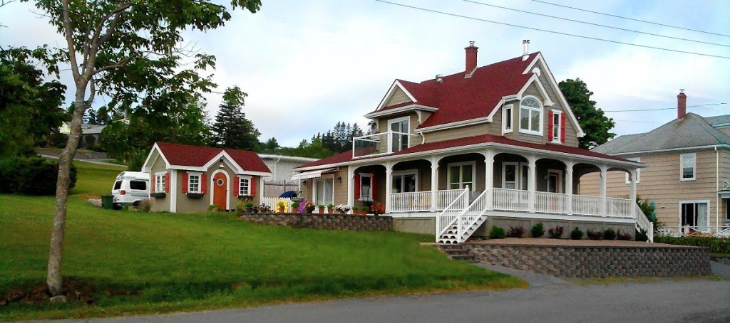 Listing 88 | 8 Cove Rd, Lunenburg, NS B0J 2C0, Canada | Phone: (902) 298-1499