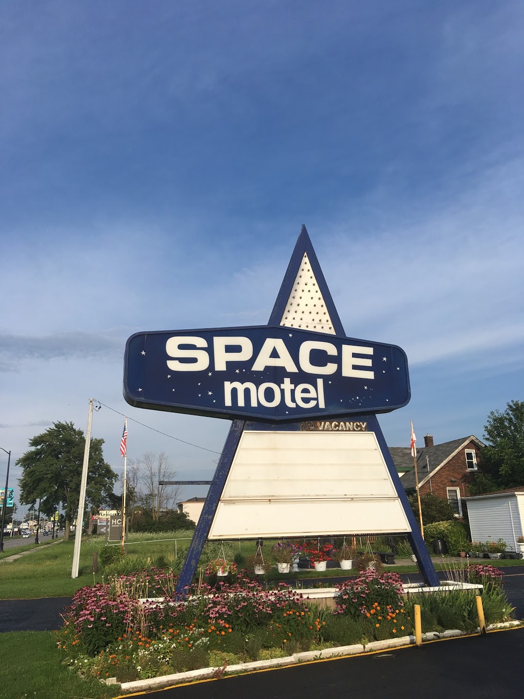 Space Motel | 8618 Lundys Ln, Niagara Falls, ON L2H 1H4, Canada | Phone: (905) 356-3216