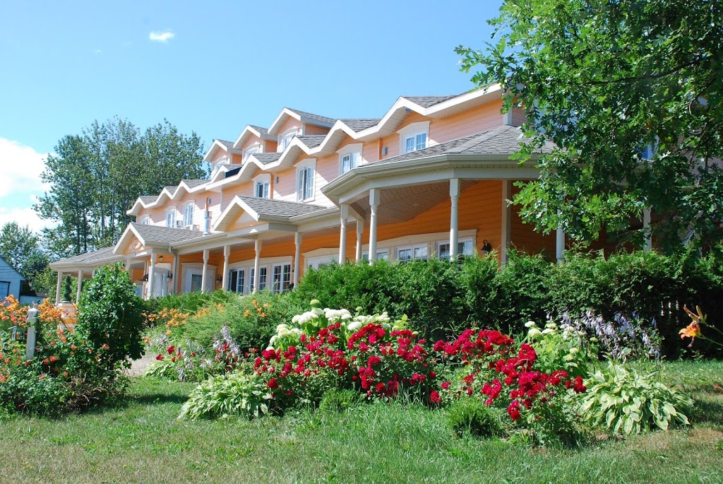 Auberge L Estampilles et Restaurant La Bouche Des Goûts | 24 Chemin du Cap-aux-Corbeaux Nord, Baie-Saint-Paul, QC G3Z 1A7, Canada | Phone: (418) 435-2533