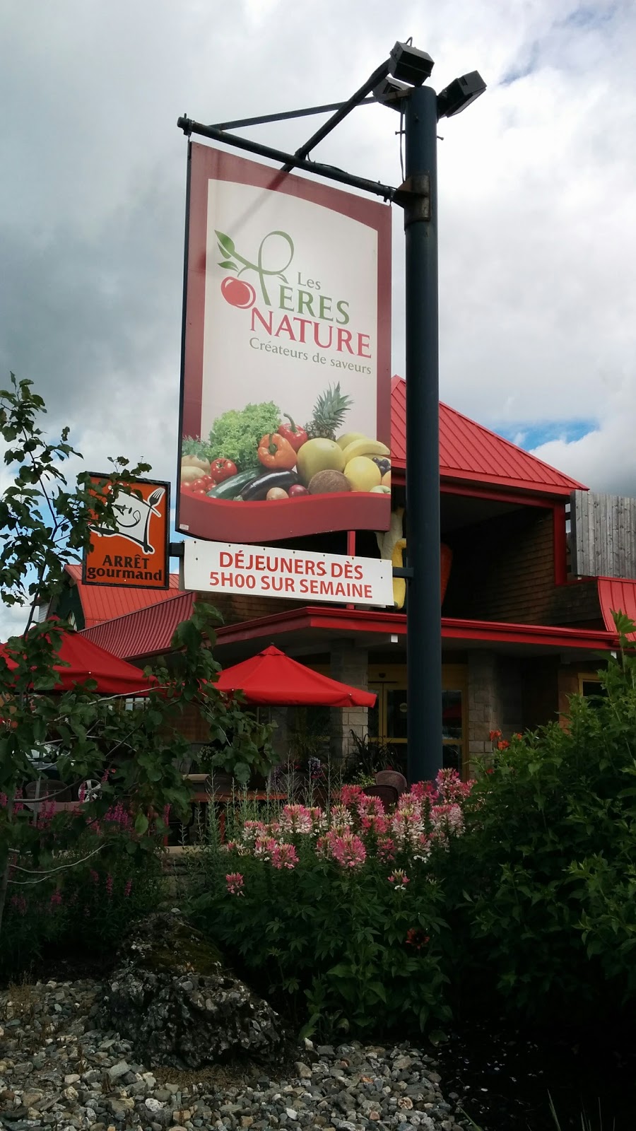 Le ptit café Les Pères Nature | 590 Boulevard Vachon N, Sainte-Marie, QC G6E 1M2, Canada | Phone: (418) 387-2659