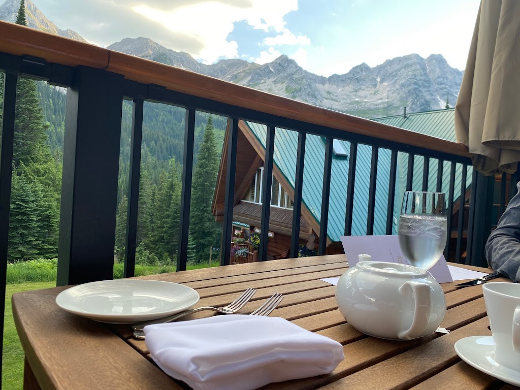 Tamarack Dining Room at Island Lake Lodge | Cedar Ave, Fernie, BC V0B 1M0, Canada | Phone: (250) 423-3700