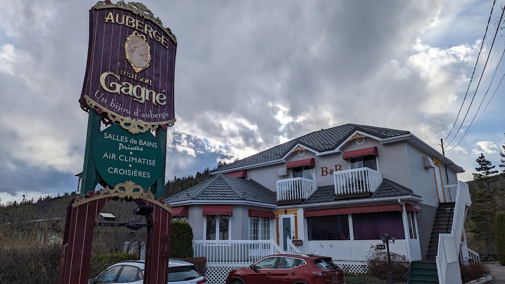 Auberge Maison Gagné | 139 Rue du Bateau Passeur, Tadoussac, QC G0T 2A0, Canada | Phone: (418) 235-4526