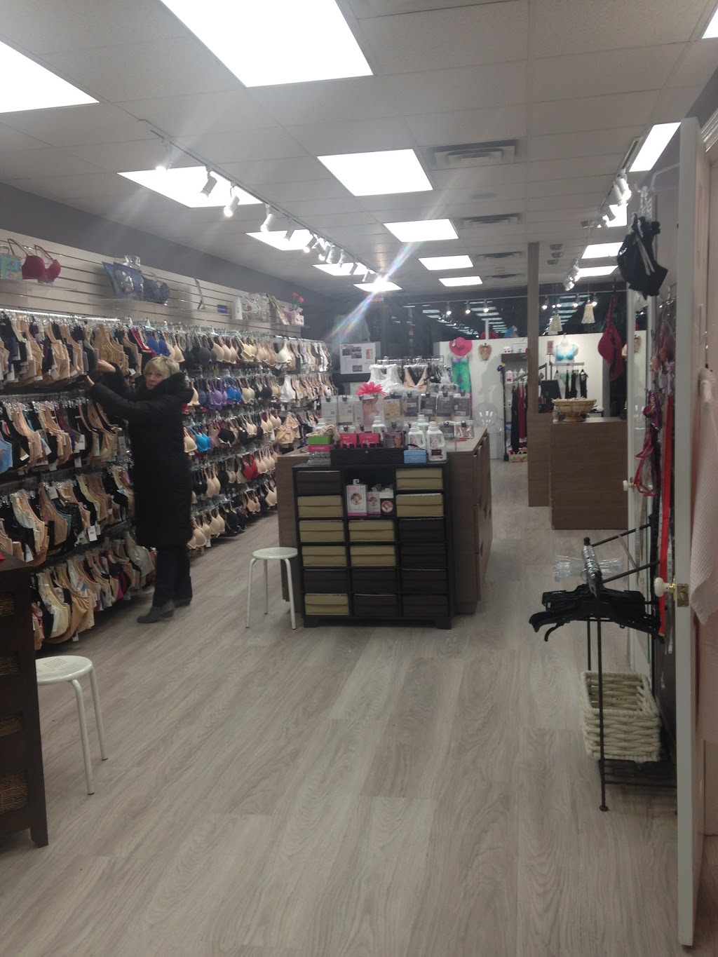 Legs Plus Inc & Bra Boutique | 5867 Leslie St, North York, ON M2H 1J8, Canada | Phone: (416) 497-2350