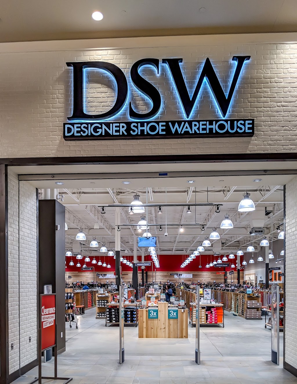 DSW Designer Shoe Warehouse | 1 Queen Elizabeth II Highway, Edmonton International Airport, AB T9E 1J5, Canada | Phone: (780) 701-7291