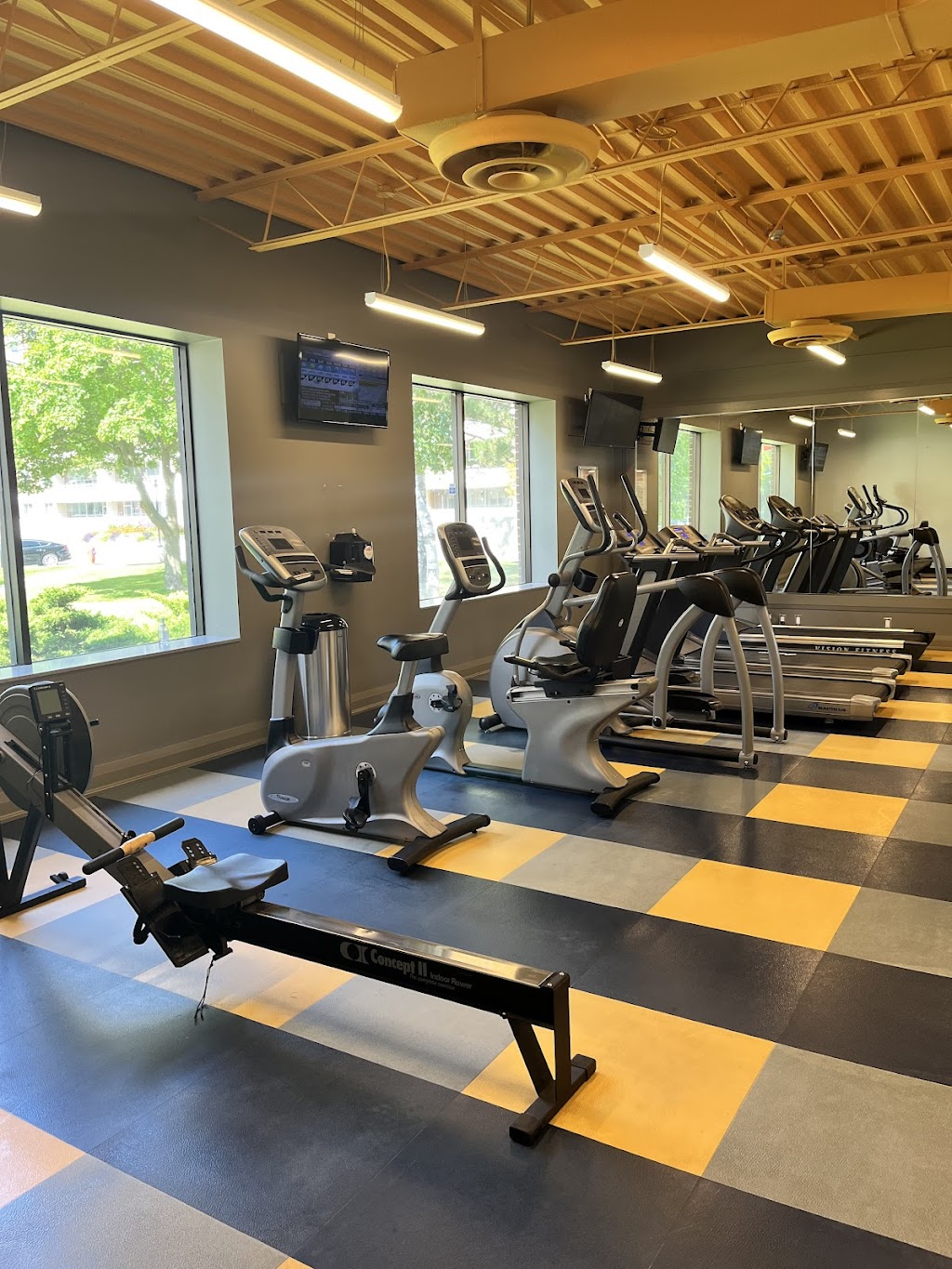 Aurora Club Recreation | 36 Aurora Ct, Scarborough, ON M1W 2G8, Canada | Phone: (416) 499-2870