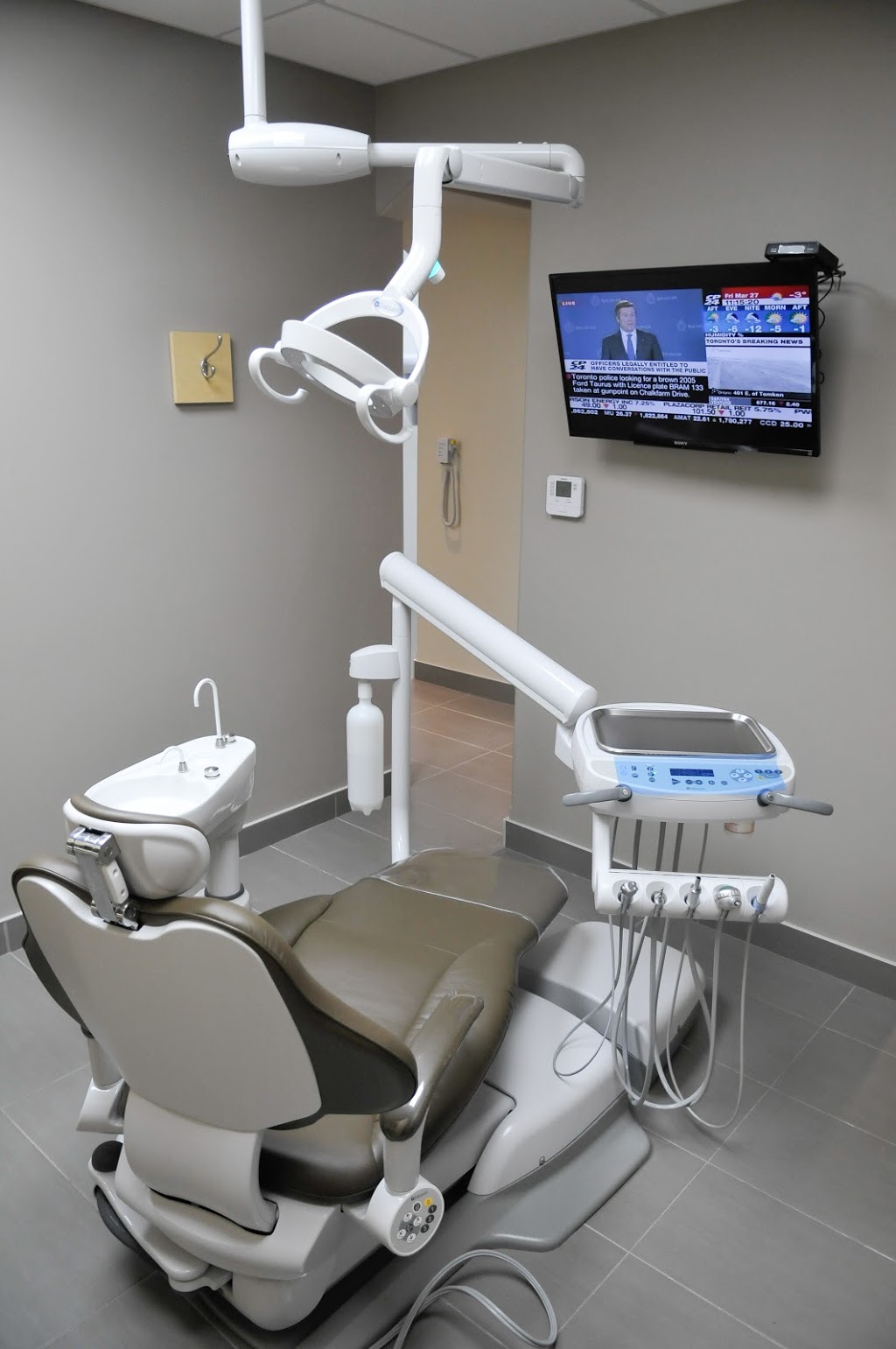 Davis Dental Care Newmarket | 105 Davis Dr, Newmarket, ON L3Y 2M9, Canada | Phone: (905) 235-8200