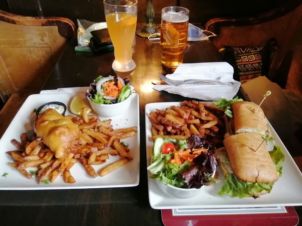 Bar Le Vieux Pub A Rockburn | 2461 Mnt de Rockburn, Hinchinbrooke, QC J0S 1E0, Canada | Phone: (450) 264-2239