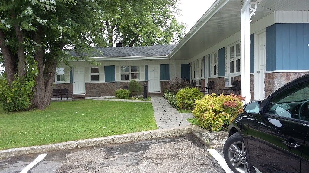 Motel Petit Hameau Enr | 7160 Boulevard Wilfrid-Hamel, Québec, QC G2G 1B7, Canada | Phone: (418) 872-2510