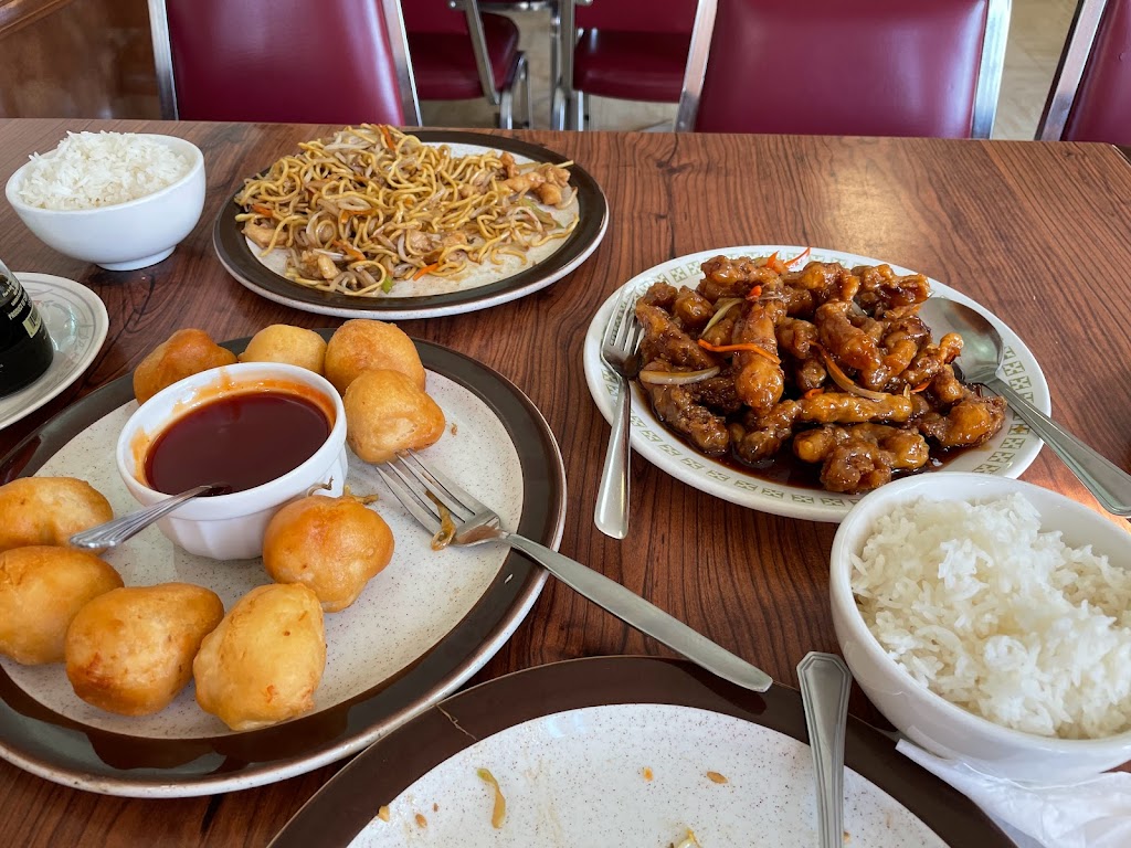 J & T Family Restaurant | 129 Centre St, Vulcan, AB T0L 2B0, Canada | Phone: (403) 485-2289