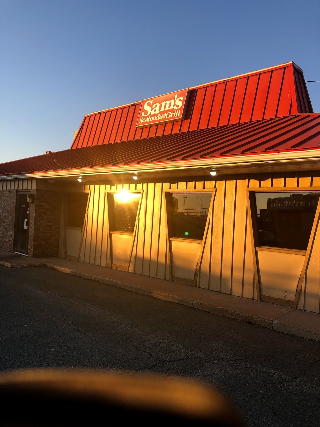 Sams Seafood & Grill | 10 Gordon Ave, Dartmouth, NS B2W 4S8, Canada | Phone: (902) 462-7267