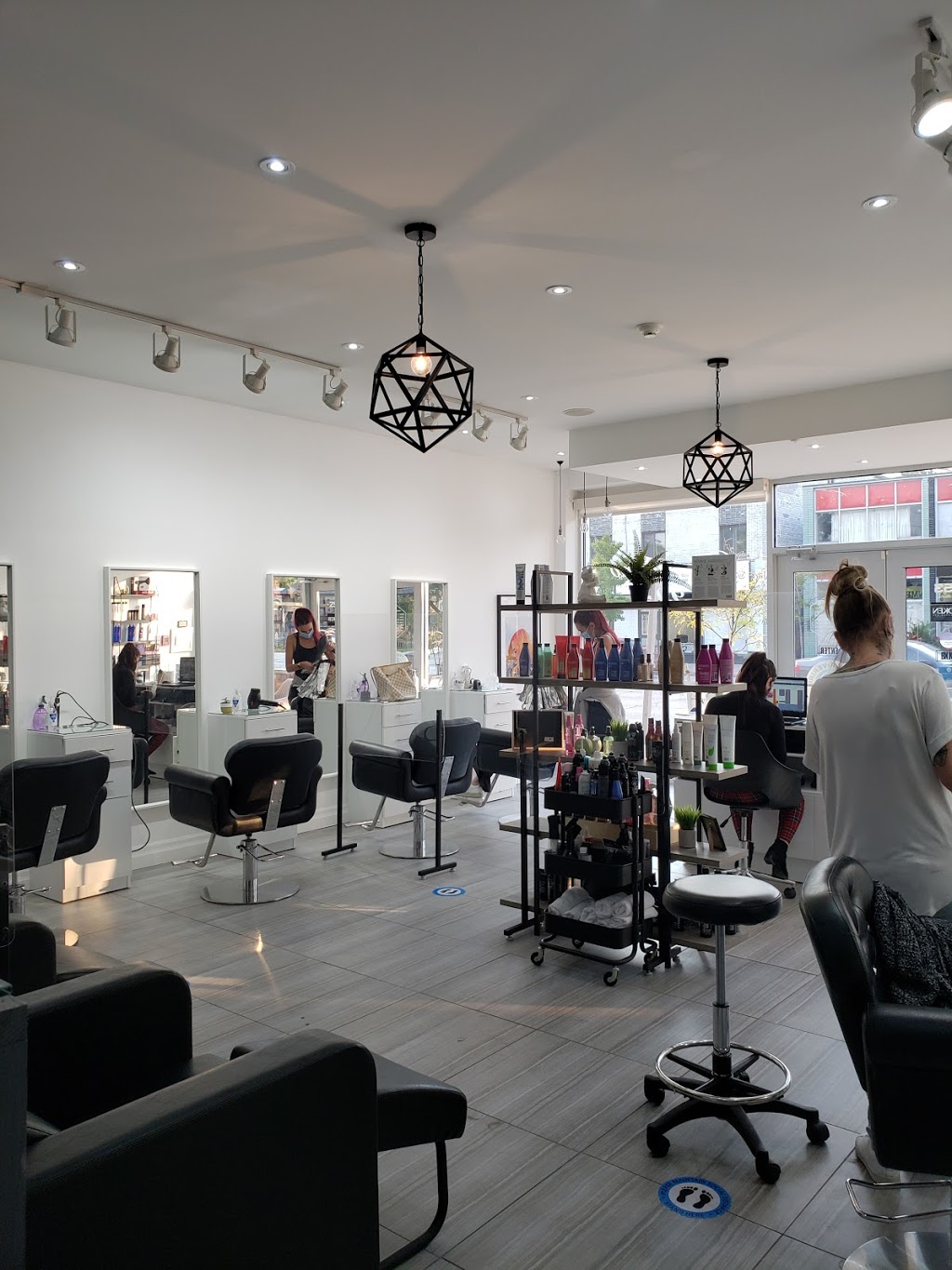 Beauty and the Blow Dryer | 253 Lakeshore Rd E, Mississauga, ON L5G 1G9, Canada | Phone: (905) 271-6776