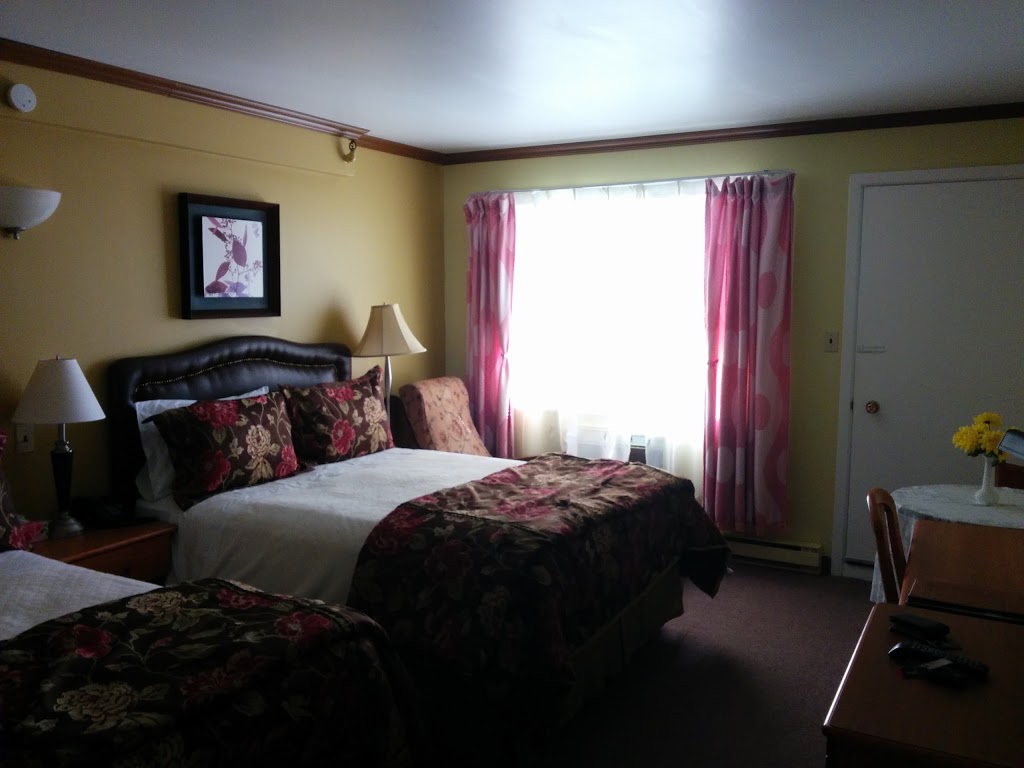 Hotel Motel Le Château | 3423 Rue Laval, Lac-Mégantic, QC G6B 1A5, Canada | Phone: (819) 583-5117