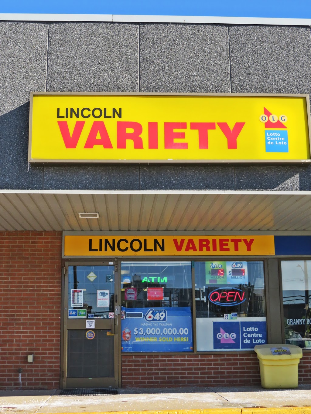 Lincoln Variety Convenience Store & Bong Center | 90 Weber St N, Waterloo, ON N2J 3G8, Canada | Phone: (519) 885-6470