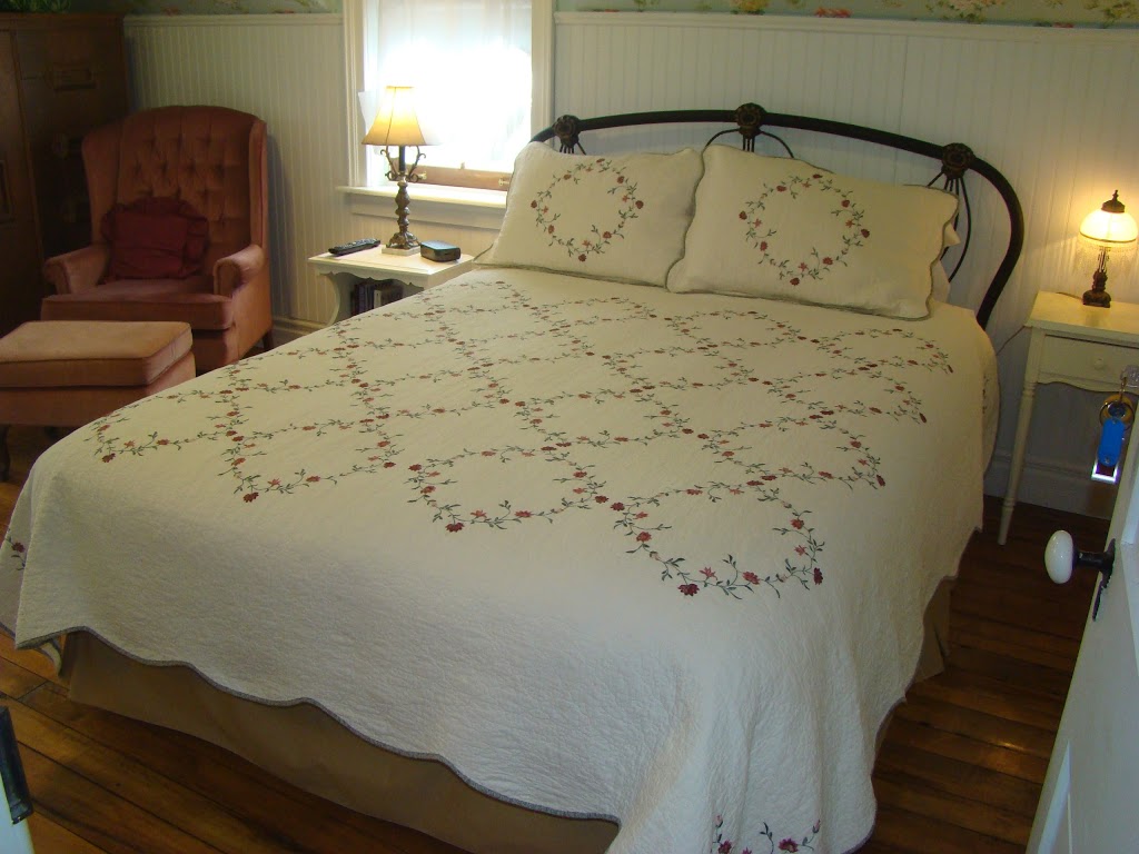 Gables Bed and Breakfast | 207 Point St, Stayner, ON L0M 1S0, Canada | Phone: (705) 517-0221