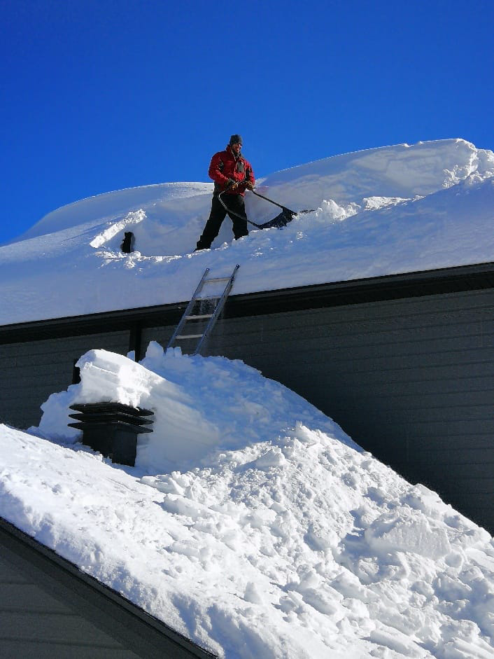 UNE PIERRE DEUX COUPS | Entretien extérieur | Déneigement | 970 Rue Fleurent, Mont-Tremblant, QC J8E 2W6, Canada | Phone: (819) 808-7469