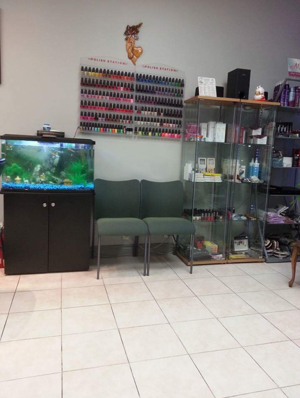 Maggies Hair And Nails | 613 Lakeshore Rd E, Mississauga, ON L5G 1H9, Canada | Phone: (905) 271-5403