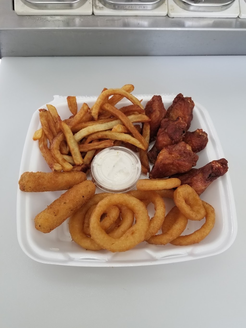 Friterie Chez Den | 967 Rue Georges, Gatineau, QC J8L 2E4, Canada | Phone: (819) 617-3399