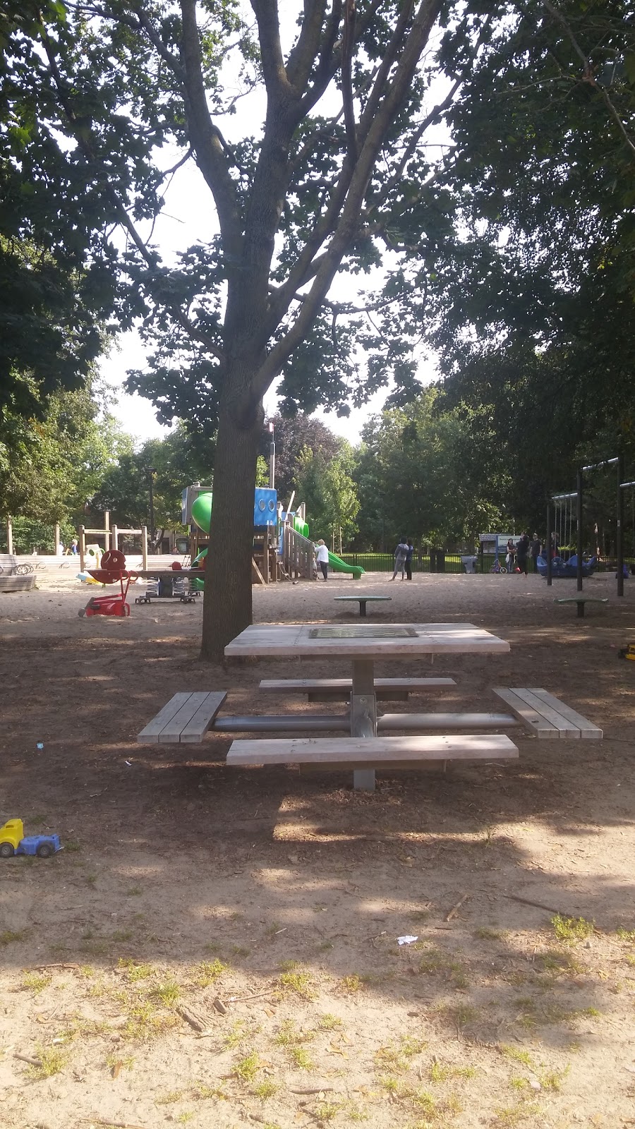 Vermont Square Park | 819 Palmerston Ave, Toronto, ON M5R 3G5, Canada | Phone: (416) 392-2489