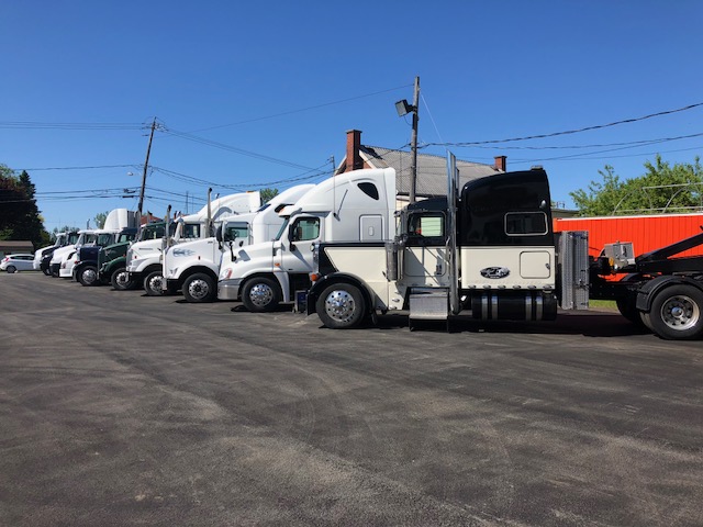 Camions Wilfrid Lussier | 364 Chemin de Touraine, Sainte-Julie, QC J3E 1Y2, Canada | Phone: (450) 649-1420