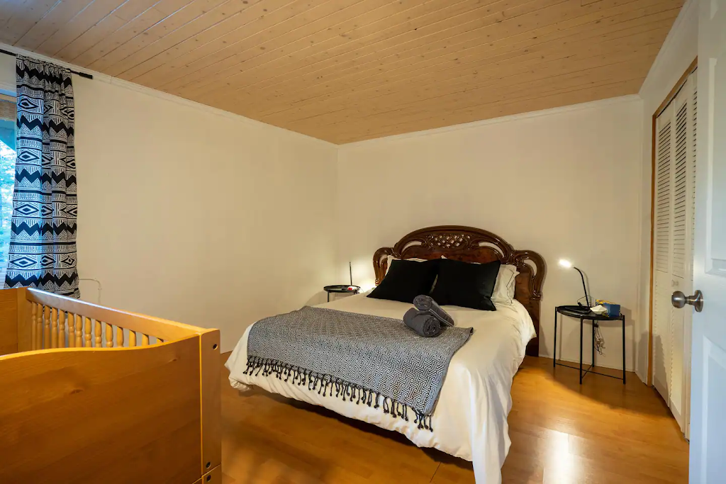 Chalet de la Rivière d Amance with Spa | 260 Rue des Riverains, Chertsey, QC J0K 3K0, Canada | Phone: (514) 246-9405