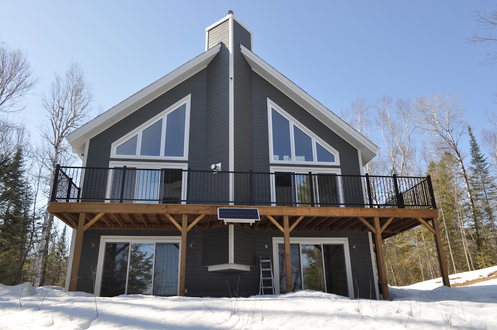 Tranquilité sur le lac | 206 Ch. de lEsker, Lac-des-Îles, QC J0W 1J0, Canada | Phone: (877) 819-5425