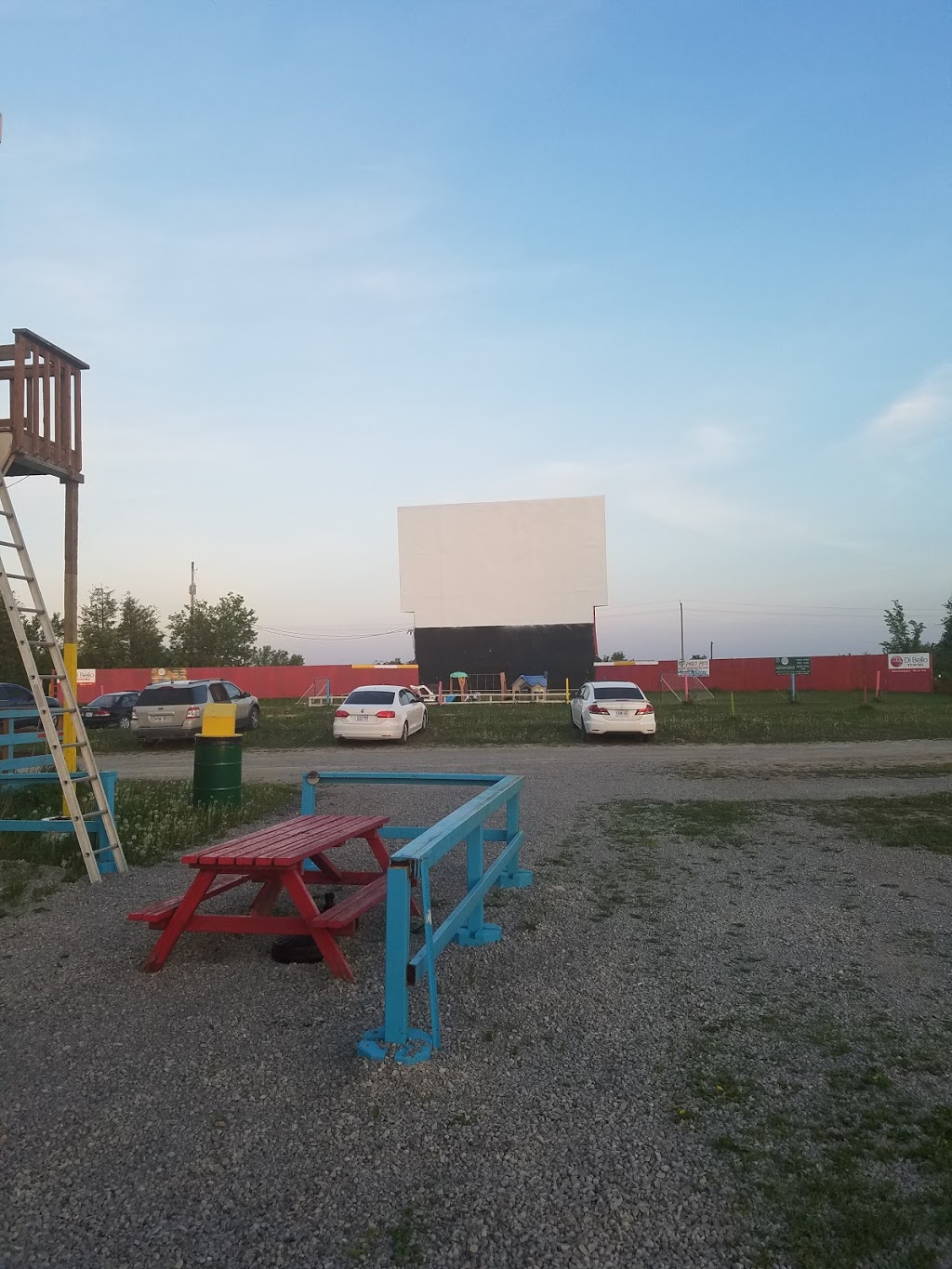 Lindsay Twin Drive-In Theatre | 229 Pigeon Lake Rd, Lindsay, ON K9V 4R6, Canada | Phone: (705) 340-6666