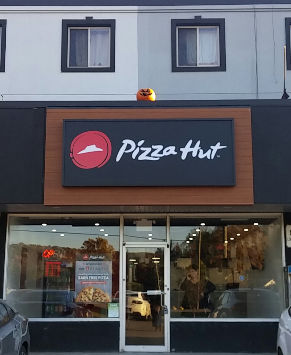 Pizza Hut | 238 Governors Rd, Dundas, ON L9H 3K2, Canada | Phone: (905) 627-1777