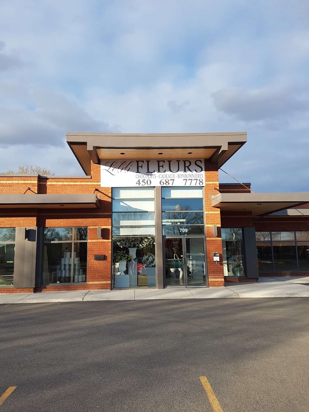 Lelili Fleurs | 709 Boulevard Curé-Labelle, Laval, QC H7V 2T8, Canada | Phone: (450) 687-7778